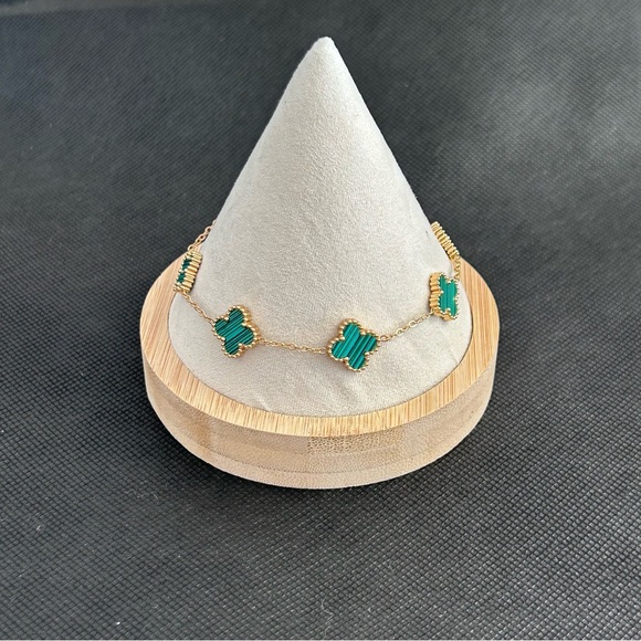 Green 5 Clover Bracelet - Picture 3 of 6